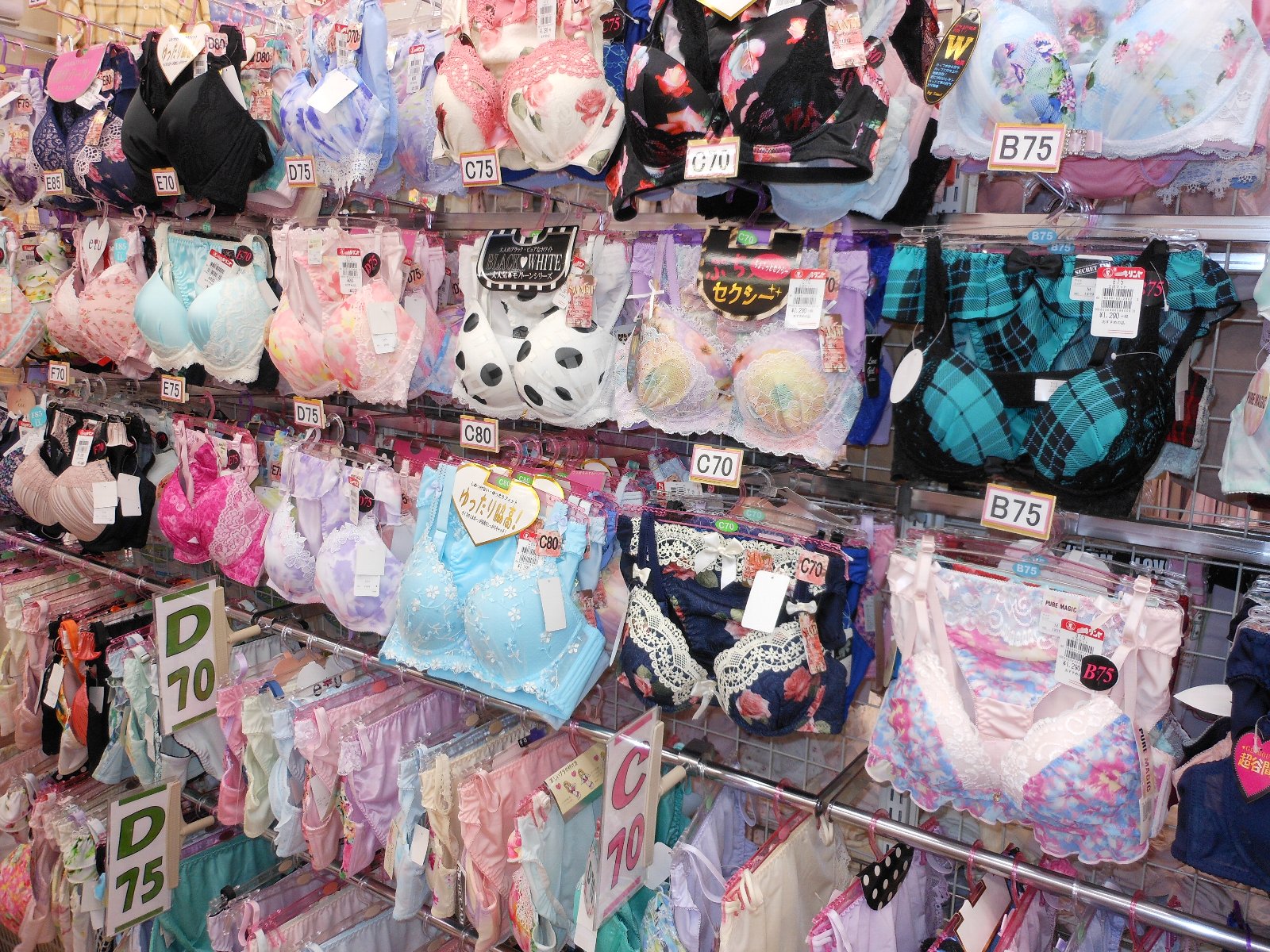 婦人肌着売場